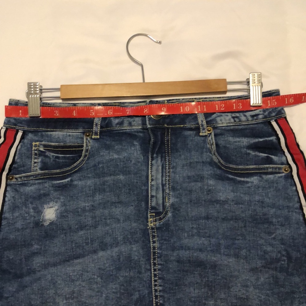 STRETCHY DISTRESSED DENIM SKIRT (12) - Picture 4 of 11